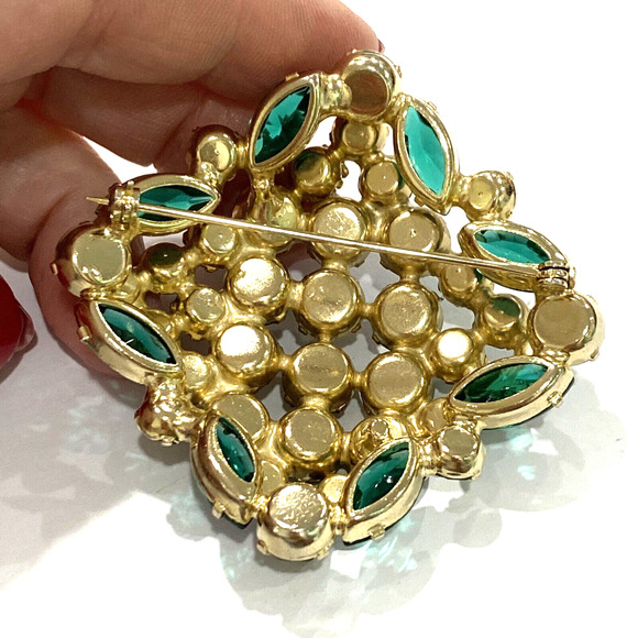 Vintage brooch massive cushion shaped square AB green rhinestones on goldtone - Picture 3 of 6